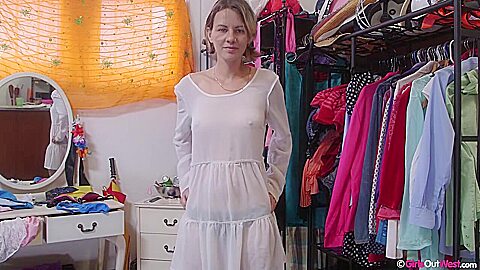 Adora Umkleide – BTS mit intensiven sinnlichen Reizen