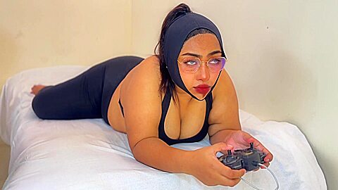 Ägyptische Stiefschwester mit Arsch beim Gaming gefickt