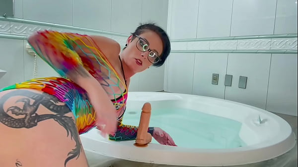 Cris Bathory sentando no dildo de 26 cm