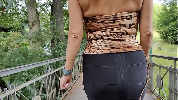 My friend’s mom seduced me into fucking by deliberately leaving her panties in my car