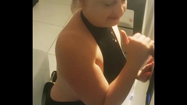 AUSSIE SLUT AT GLORYHOLE SATISFYING MUILTPLE MEN