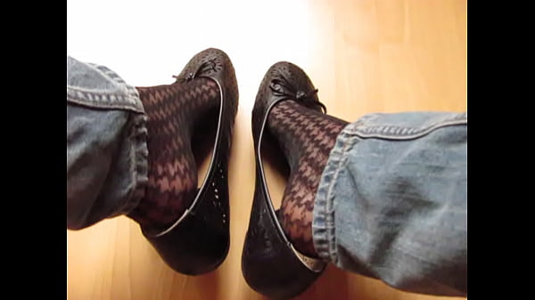 Isabelle-Sandrine, shoeplay and dangling