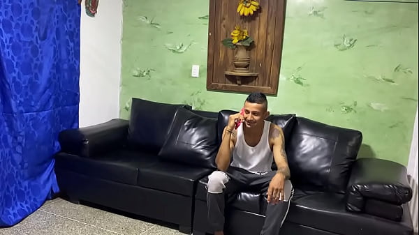 mi hermanastra pequeña de 18 años esta sola en su cuarto y le enseño a jugar al papa y ala mama