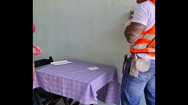 loura seduz o eletricista