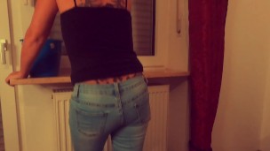 Beim Fenster putzen in die Jeans gepisst